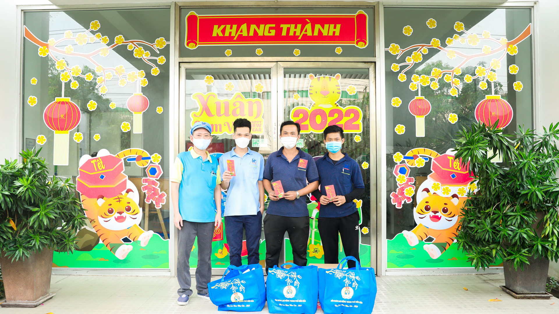 Khang Thanh Trade Union presents gifts to workers 2022