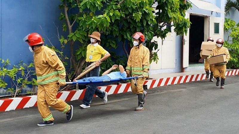 The Khang Thanh fire brigade organized the rescue of victims from the fire