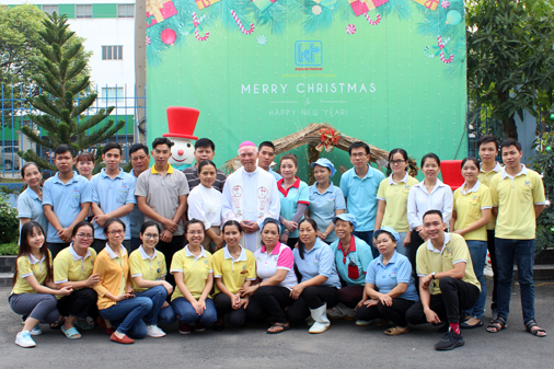 Warm Christmas with the visit of Bishop Joseph Dinh Duc Dao
